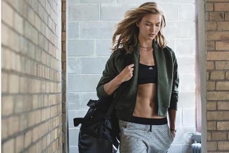 Karlie Kloss ist eher der sportliche Typ - und kombiniert ihre Jogginghose auch dementsprechend lässig.