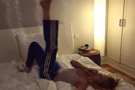 Dass es sich aber auch im Bett mit einer Trainingshose wunderbar aushalten lässt, beweist Toni Garrn mit diesem Foto.