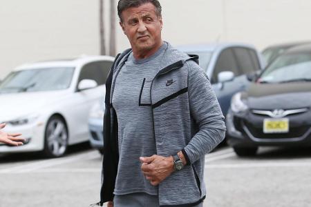 Hollywood-Star Sylvester Stallone trägt im Alltag ebenfalls gerne Mal praktische Sportklamotten.