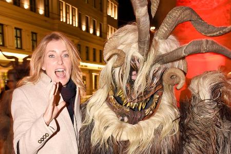 Maria Furtwängler und ein Krampus bei der Premiere von 