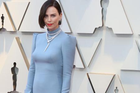 Charlize Theron sorgte bei der Oscar-Verleihung nicht nur mit ihrem rückenfreien, pastellblauen Dior-Kleid für Aufsehen. Sie...