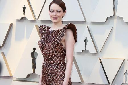 Emma Stone hatte sich für eine Robe in Schlangenleder-Optik entschieden. Das ärmellose Kleid von Louis Vuitton war mit Paill...