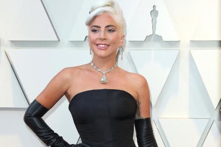 Um ihren Hals trug Lady Gaga bei den Academy Awards angeblich einen Diamanten im Wert von mehreren Millionen Dollar. Dazu ko...