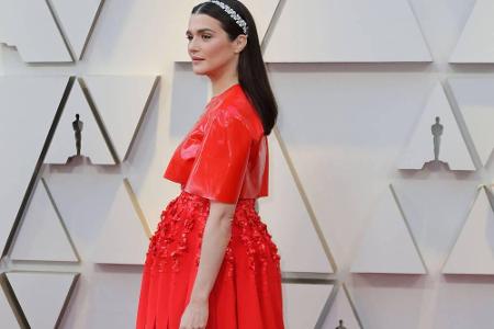 Spektakulär, aber nicht unbedingt schön: Rachel Weisz kam zur Oscarverleihung in einem leuchtend roten Zweiteiler von Givenc...