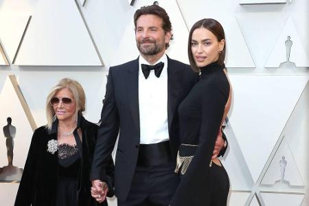 Bradley Cooper erschien zu den Oscars mit Lebensgefährtin Irina Shayk und seiner Mutter Gloria Campano. Alle drei entschiede...
