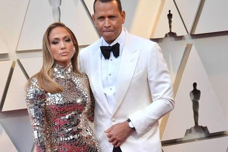 Jennifer Lopez und Alex Rodriguez ließen sich ebenfalls auf dem roten Teppich der Oscars sehen: er in einer weiß-schwarzen K...
