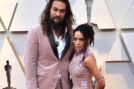 Jason Momoa und Lisa Bonet trugen aufeinander abgestimmte Outfits in Rosa und erinnerten damit an Karl Lagerfeld. Der 