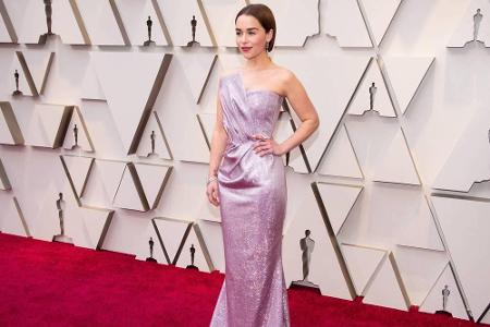 Emilia Clarke zeigte sich bei den Oscars mit kurzem, dunklen Bob und einer lila Glitzer-Robe von Balmain, deren Schleppe auf...