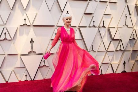 Sichtlich Freude an ihrer ausladenden Robe hatte Helen Mirren. Das pinke, langärmlige Kleid stammt von Schiaparelli.