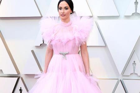 Sängerin Kacey Musgraves entschied sich für ein Giambattista-Valli-Kleid in Rosa mit sehr vielen Volants und Rüschen.