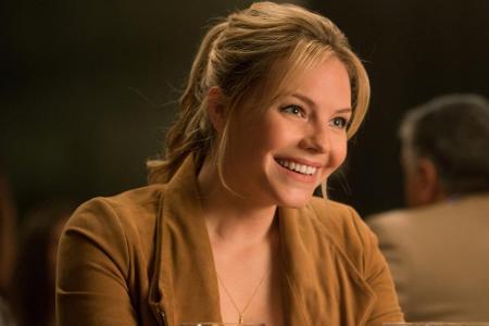 Er hält um die Hand seiner Freundin Katherine Kavanagh (Eloise Mumford), Anas bester Freundin, an. Wird sie 