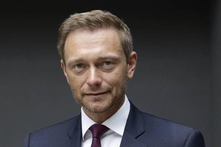 FDP-Chef Christian Lindner (37) sagte seinen Geheimratsecken im Jahr 2013 adé und verkündete auf Twitter: 