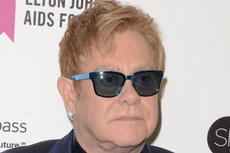 Elton John (69) war eine der ersten berühmten Persönlichkeiten, die auf ihrem Kopf nachhelfen ließ.