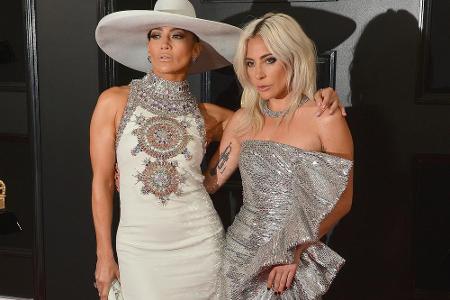 Lady Gaga (r.) entscheid sich für ein silbernes Kleid von Celine. Die Robe bestach durch einen hohen Beinschlitz und große, ...