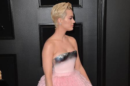 Gewöhnungsbedürftig: Katy Perry erschien in einer rosafarbenen Balmain-Robe mit knappem Oberteil in Silber und breitem Rock.