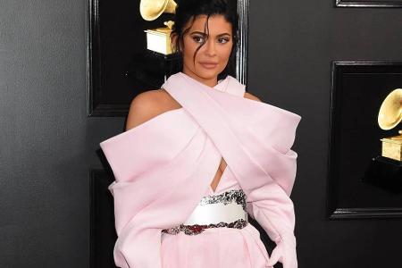 Für viele Experten der schlimmste Look des Abends: Kylie Jenner trug einen pinken Hosenanzug von Balmain, dessen Oberteil mi...