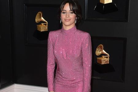 Camila Cabello glänzte in einem hautengen pinken Armani-Kleid, das bis auf den roten Teppich der Grammy-Verleihung fiel.