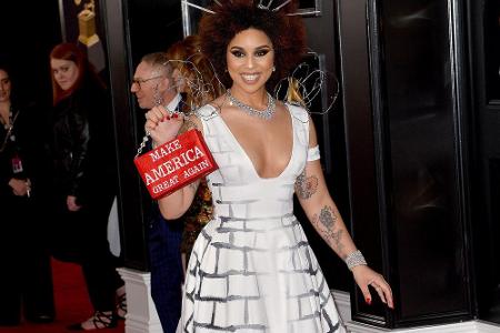 Das ist tatsächlich ein Mauer-Kleid: Trump-Fan Joy Villa setzte mit ihrer Kleiderwahl mal wieder ein politisches Statement...