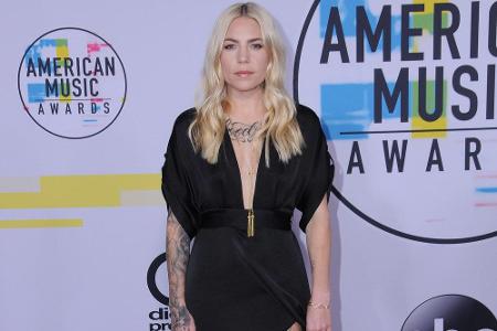 Die Tattoos von Sängerin Skylar Grey (31), die bei dem AMAs zusammen mit Macklemore auf der Bühne performte, kamen in dem ge...