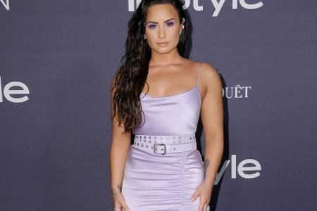 Zartes Flieder plus sexy Beinschlitz? Dass das zusammengeht, bewies Demi Lovato (25) bei den 