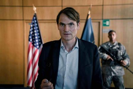 Hermann (Fabian Hinrichs) glaubt immer noch an die Ausreise in die USA.