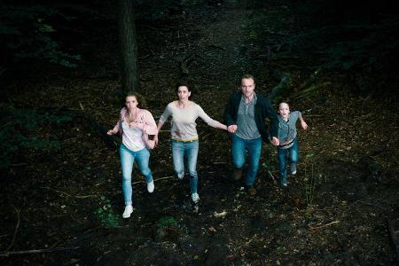 Sie versuchen, dem Kometen zu entkommen (von links): Leonie (Lena Klenke) ihre Mutter Susanne (Christiane Paul), Bruder Jona...