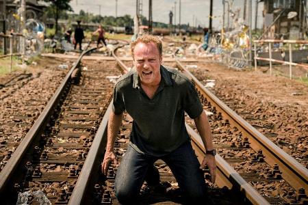 Uli (Mark Waschke) wollte mit dem Zug gen Osten entkommen. Hat er seine Familie endgültig verloren?
