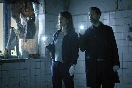 Brasch und Köhler durchsuchen ein Gebäude