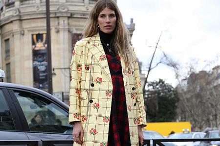 Auch Streetstyle-Ikone Veronika Heilbrunner zeigt, wie es geht: Die Kombi aus floralem Print und Karo ist nicht nur absolut ...