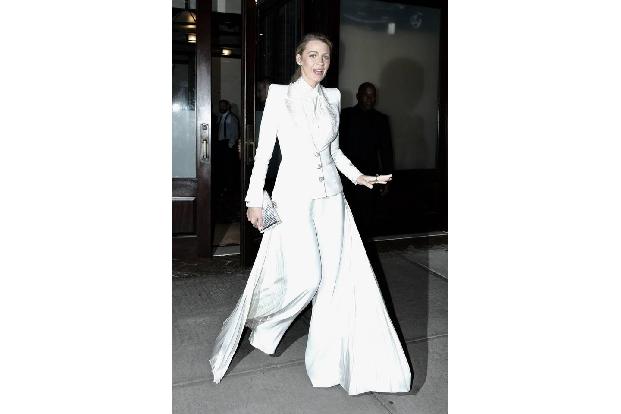 Eine besondere Variante des All-White-Looks zeigte Stilikone Blake Lively. Mit ihrem Hosenanzug, den sie im August in New Yo...