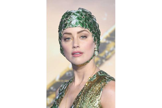 ...Premiere in London griff Heard jedoch zu einem besonders passenden Accessoire: eine edle Badekappe. Ganz nach dem Motto: ...