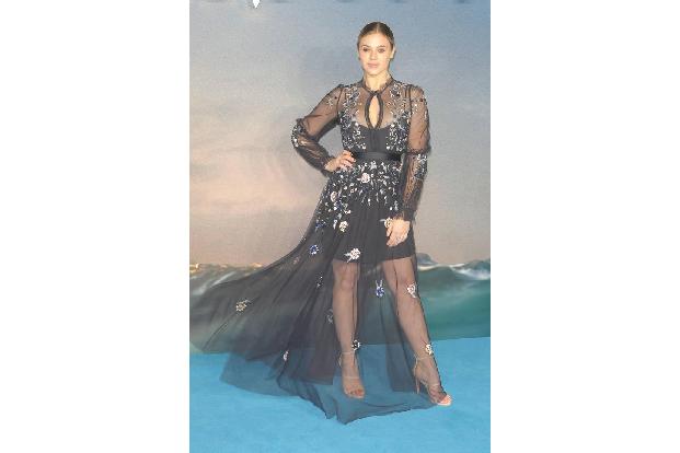 ...einer traumhaften Robe erschien Social-Media-Star Laura Crane zur Premiere. Übersinnliche Kräfte, unentdeckte Welten und ...