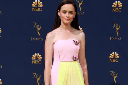 Weniger gut kam der Auftritt von Alexis Bledel an. Die grellen Verzierungen auf ihrem zartrosa, schulterfreien Kleid beförde...