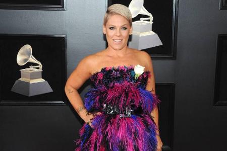 Wir starten noch relativ harmlos aber knallbunt mit der Verleihung der Grammy Awards im Januar 2018: Pink, Lila, Blau - und ...