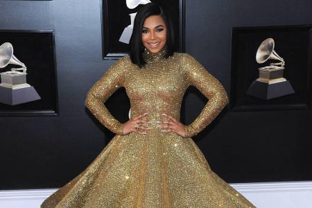 ...Sängerin Ashanti (38) überraschte im Prinzessinnen-Style: Sie kam im hochgeschlossenen goldenen Kleid mit weitem Rock von...