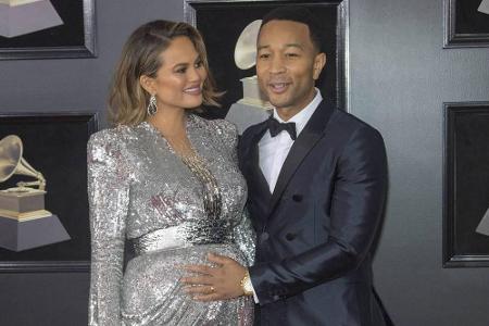 Etwas dezenter und doch auch wieder nicht, ging es bei der damals schwangeren Chrissy Teigen (32) zu. Sie zeigte ihre Babyku...