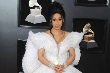 Ein außergewöhnliches Outfit präsentierte Cardi B (36) bei den Grammy Awards. Die Rapperin zeigte sich in einem weißen Kleid...