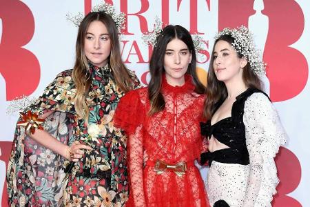 Die Brit Awards 2018 waren voller modischer Highlights. Fashion-Flops gab es dennoch. Die Schwestern-Girlband Haim erschien ...