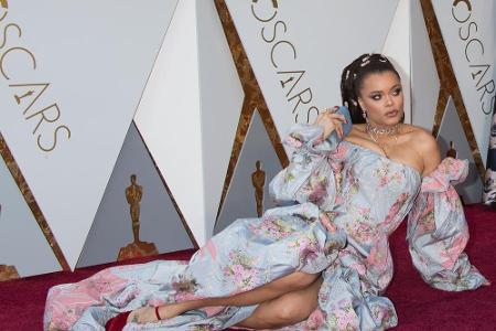 Sängerin Andra Day (33) trug nicht nur ein wenig schmeichelhaftes Kleid - auch ihr Posieren im Sitzen auf dem roten Teppich ...