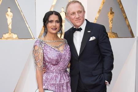 Salma Hayek (52) strahlte an der Seite ihres Ehemannes François-Henri Pinault (56). Doch ihre lilafarbene Robe von Gucci kon...