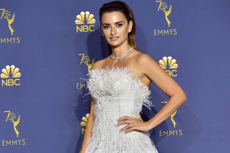 Penélope Cruz (44) erschien zu den Emmy Awards im September in einem weiß-grauen Feder-Kleid von Chanel. Auch hier fragt man...