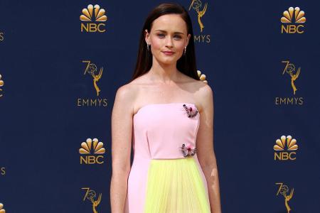 Ein Fashion-Flop war auch der Auftritt von Alexis Bledel (37). Die grellen Verzierungen auf ihrem zartrosa, schulterfreien K...