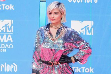 Bebe Rexha (29) konnte sich wohl nicht so richtig entscheiden: Das silberne Paillettenkleid, die schwarzen Moschino-Overknee...