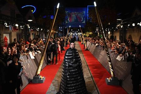 Selbe Veranstaltung, anderer Promi: Ezra Miller (26) trug ein schwarzes Ganzkörper-Cape-Outfit aus Daunenstoff der italienis...