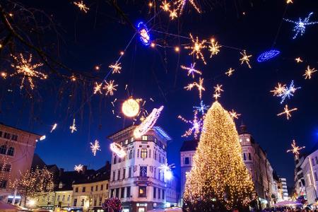 Kaum eine Stadt erstrahlt im Dezember so schön wie das slowenische Ljubljana. Der komplette Altstadtkern verwandelt sich in ...