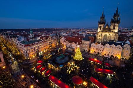 Und auch Prag lässt sich nicht lumpen. Die altehrwürdigen Fassaden liefern die perfekte Kulisse für Weihnachtsmärkte. Am Wen...