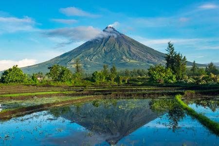 Auch der aktivste Vulkan der Inselgruppe, der Mayon, ist ein beliebtes Ausflugsziel. In den letzten 400 Jahren brach er über...