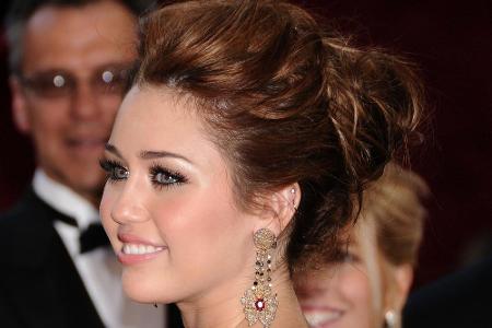Bei den Oscars 2010 wählte Miley eine elegante Hochsteckfrisur, die besonders viel Volumen in das rot-braune Haar brachte.