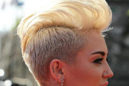 Im September 2012 dann der radikale Wandel! Mit Undercut und platin-blondem Deckhaar, das hier zum Irokesen gestylt wurde, v...