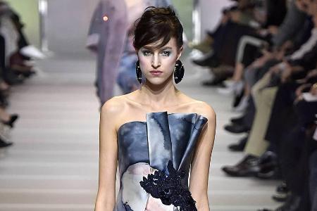 Giorgio Armani schickte seine Models bei der Paris Fashion Week 2018 in hochwertiger Seide auf den Laufsteg. Doch teure Stof...